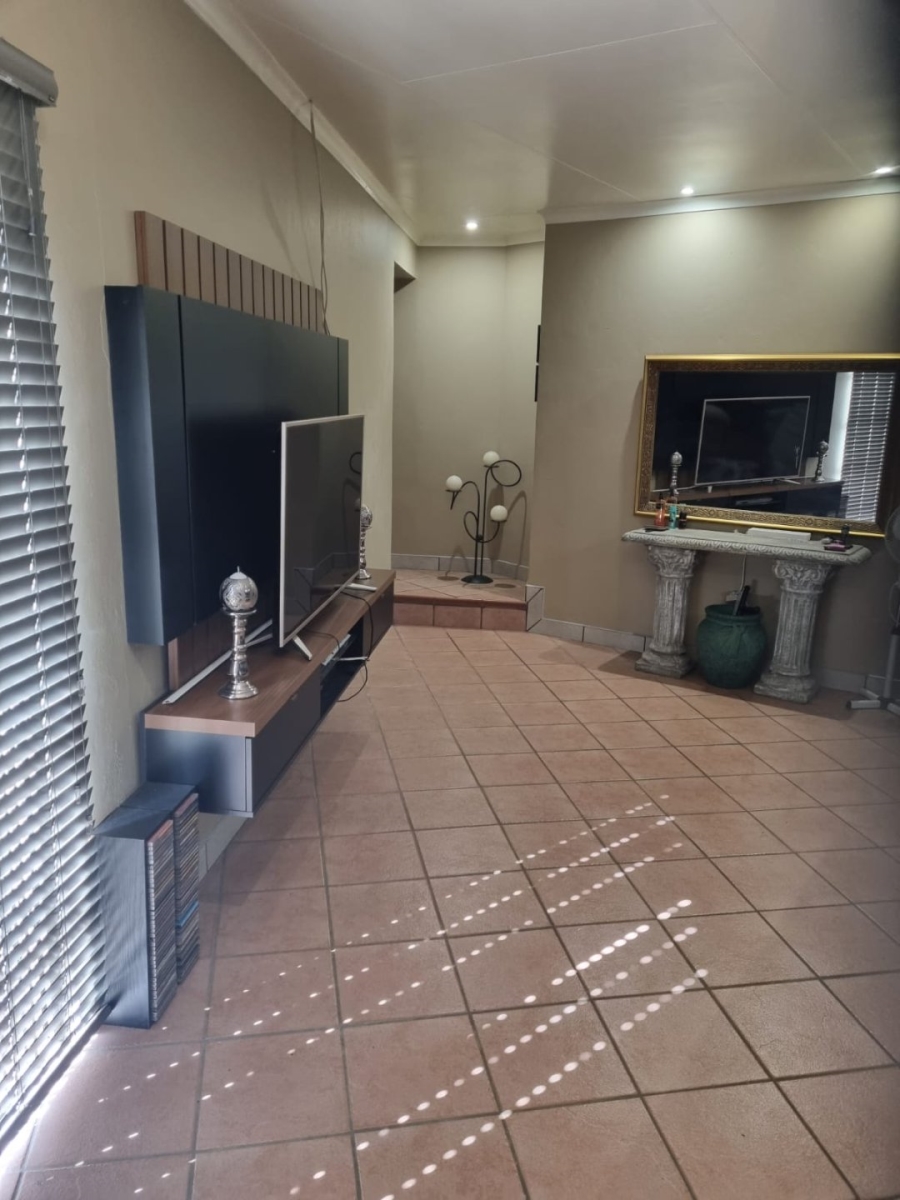 6 Bedroom Property for Sale in The Reeds Gauteng