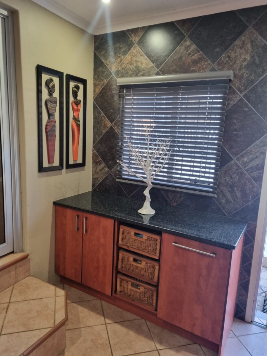 6 Bedroom Property for Sale in The Reeds Gauteng