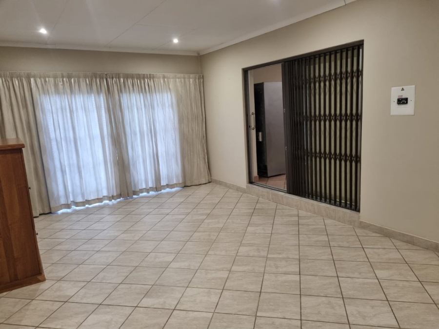 6 Bedroom Property for Sale in The Reeds Gauteng