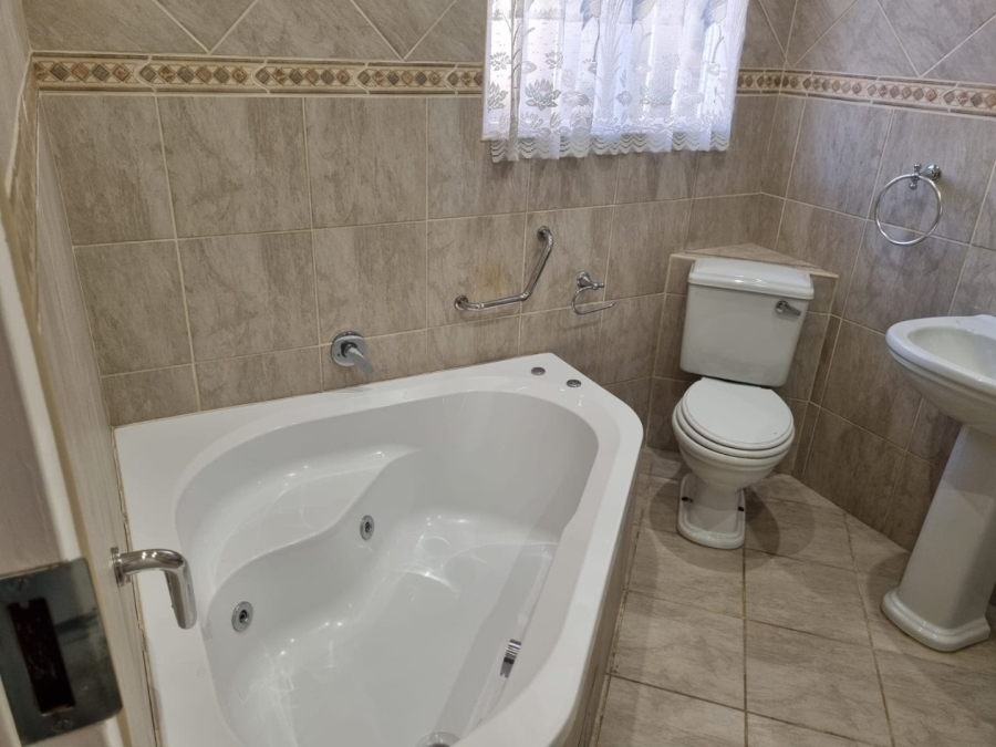 6 Bedroom Property for Sale in The Reeds Gauteng