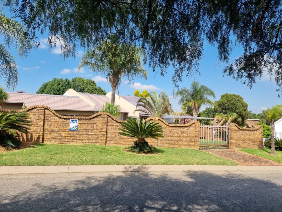6 Bedroom Property for Sale in The Reeds Gauteng