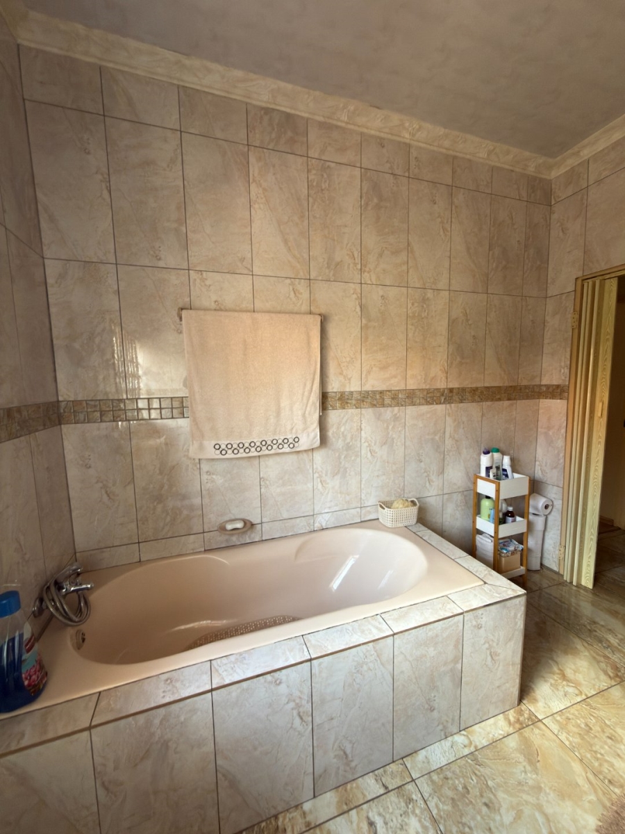 6 Bedroom Property for Sale in Kocksoord Gauteng