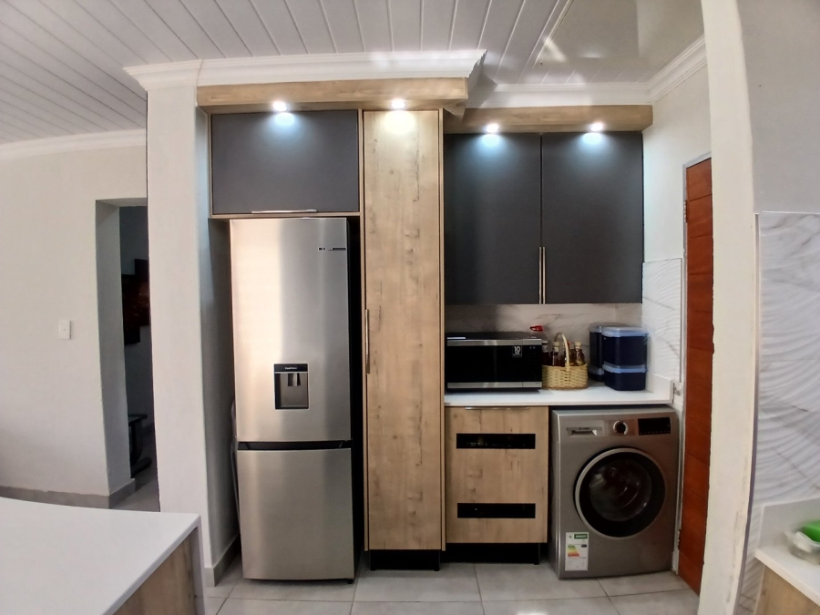 To Let 3 Bedroom Property for Rent in Heuwelsig Estate Gauteng