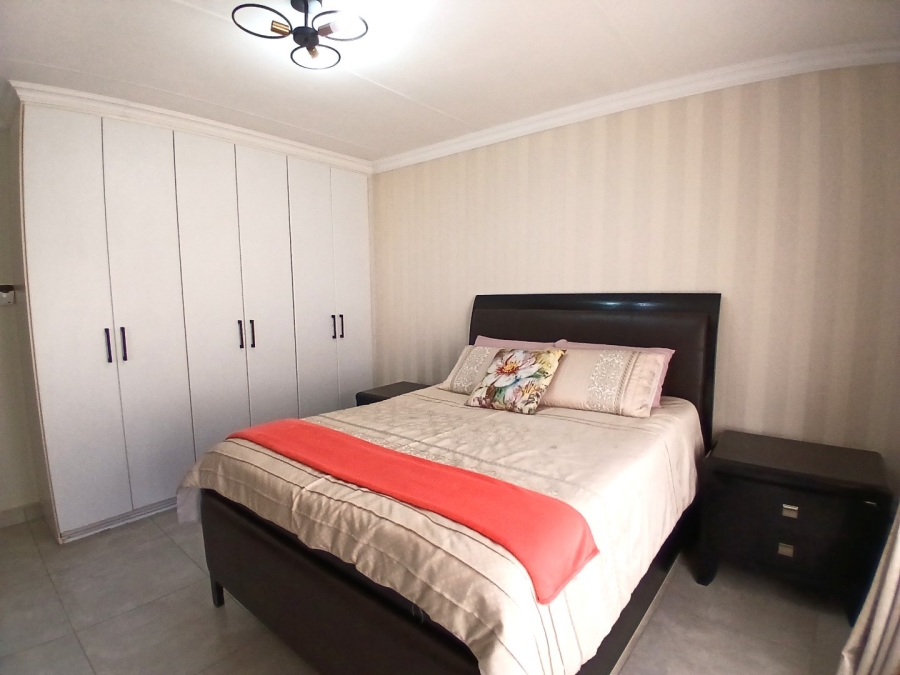 To Let 3 Bedroom Property for Rent in Heuwelsig Estate Gauteng