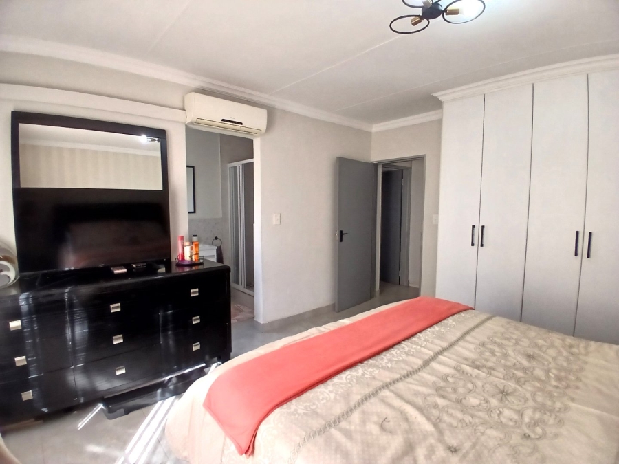 To Let 3 Bedroom Property for Rent in Heuwelsig Estate Gauteng