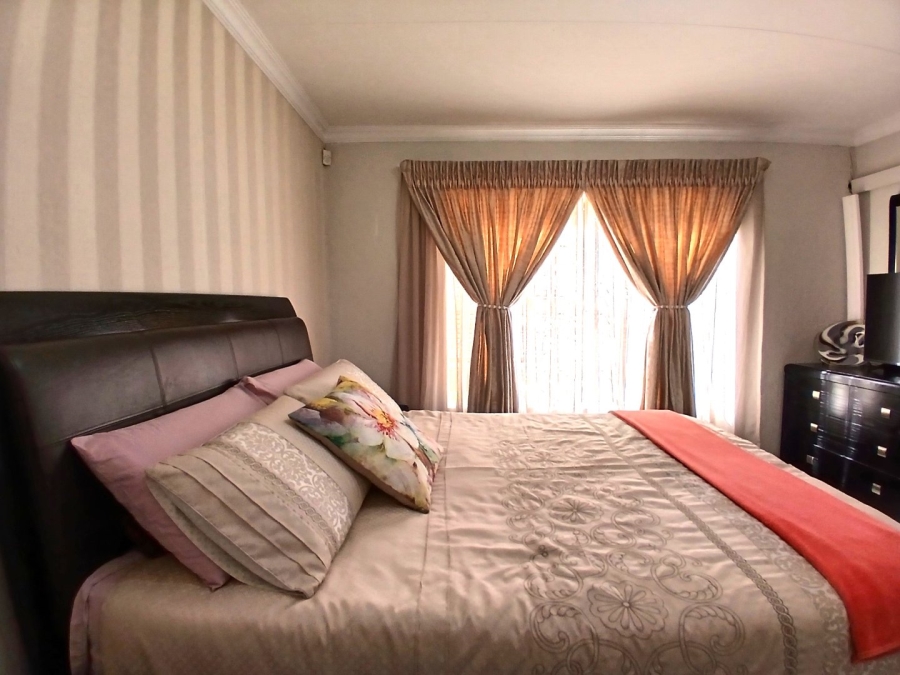 To Let 3 Bedroom Property for Rent in Heuwelsig Estate Gauteng