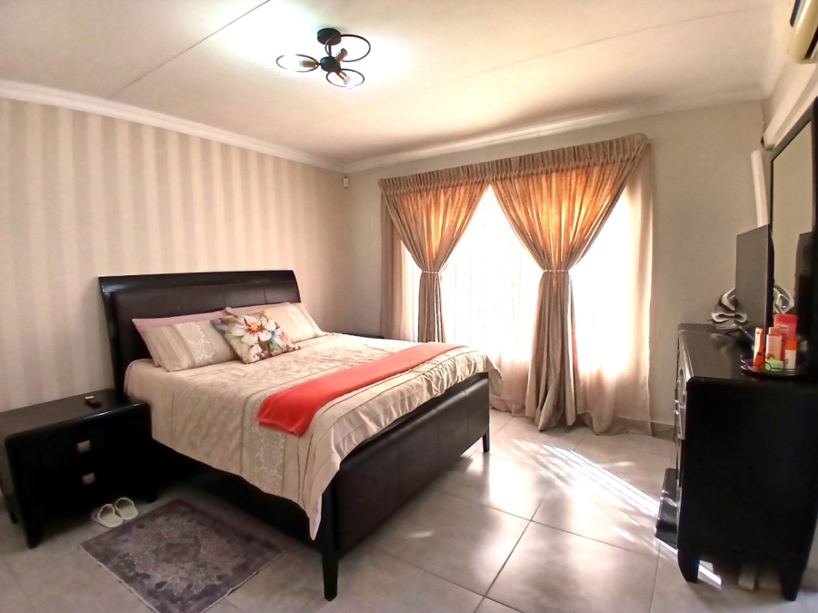 To Let 3 Bedroom Property for Rent in Heuwelsig Estate Gauteng