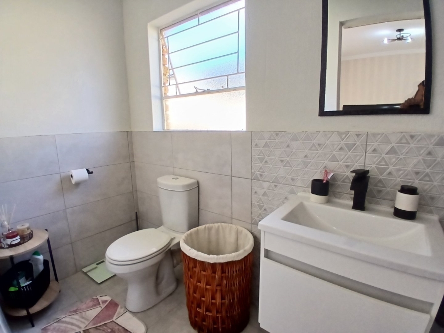 To Let 3 Bedroom Property for Rent in Heuwelsig Estate Gauteng