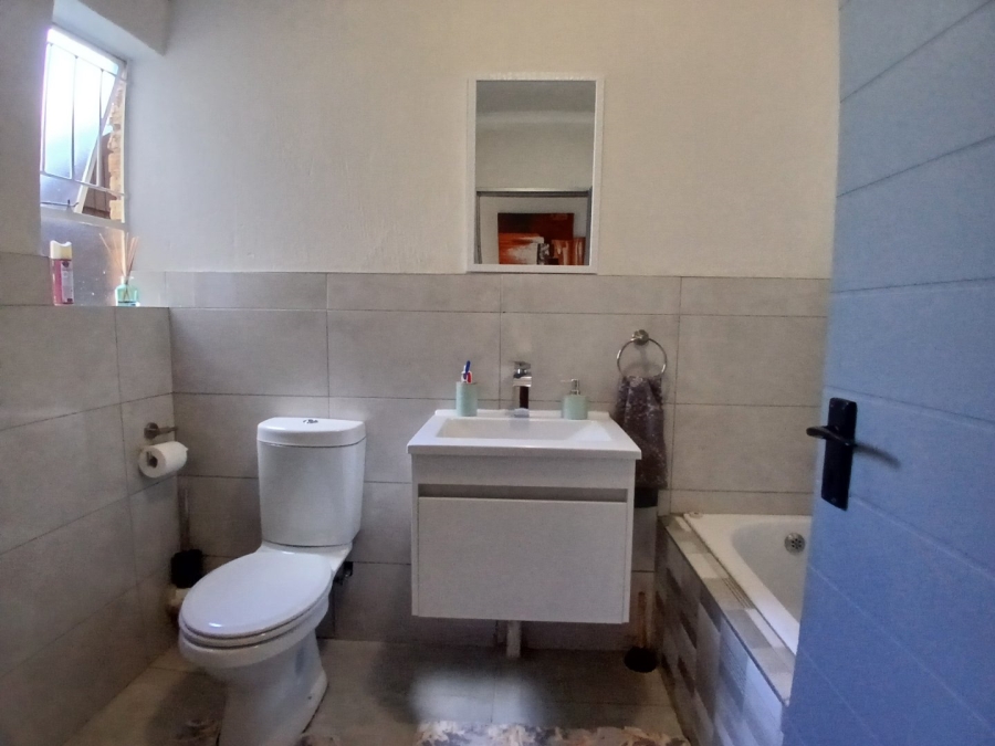 To Let 3 Bedroom Property for Rent in Heuwelsig Estate Gauteng