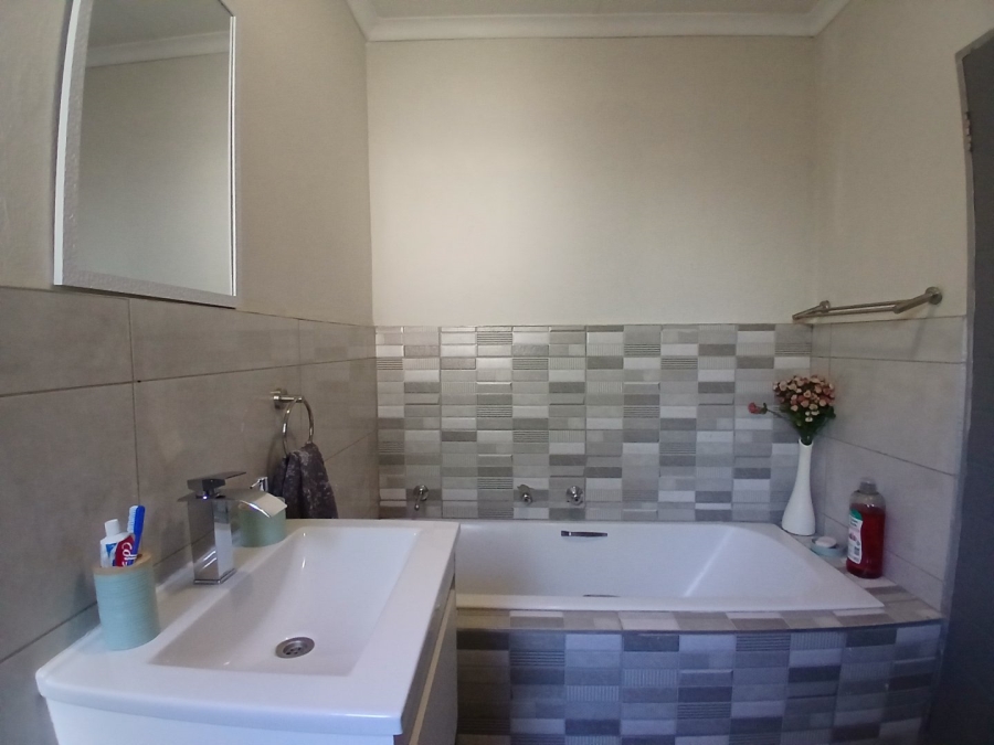 To Let 3 Bedroom Property for Rent in Heuwelsig Estate Gauteng