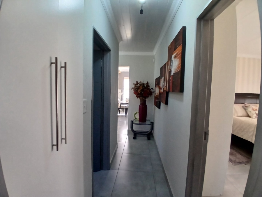 To Let 3 Bedroom Property for Rent in Heuwelsig Estate Gauteng