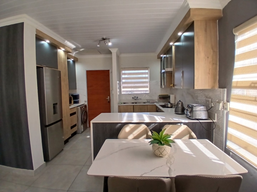 To Let 3 Bedroom Property for Rent in Heuwelsig Estate Gauteng