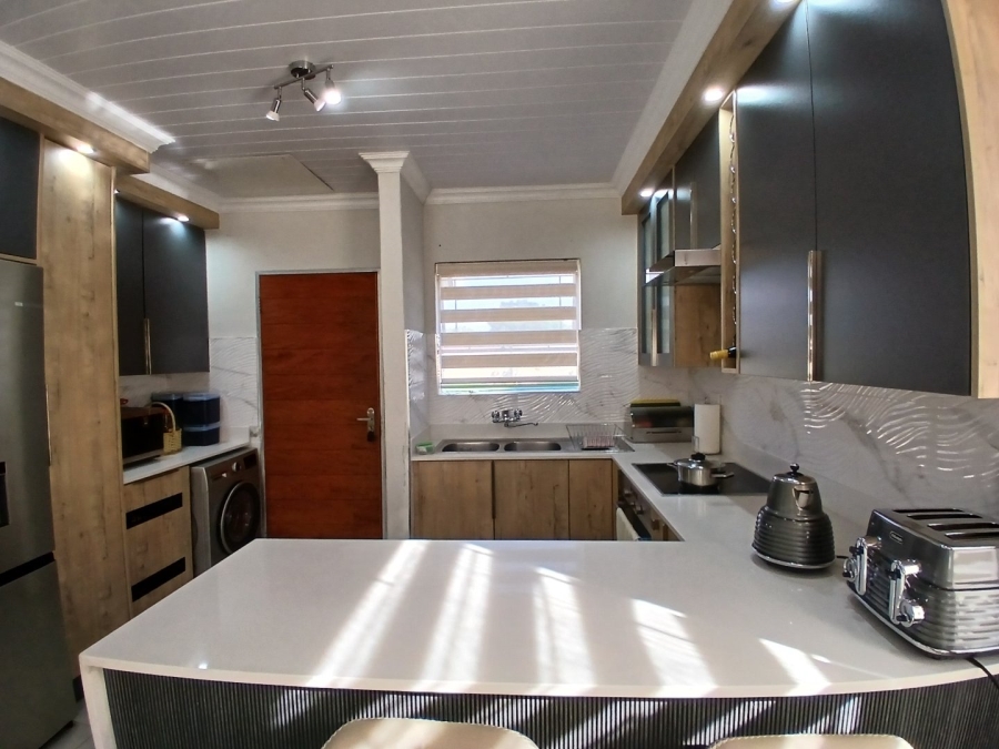 To Let 3 Bedroom Property for Rent in Heuwelsig Estate Gauteng