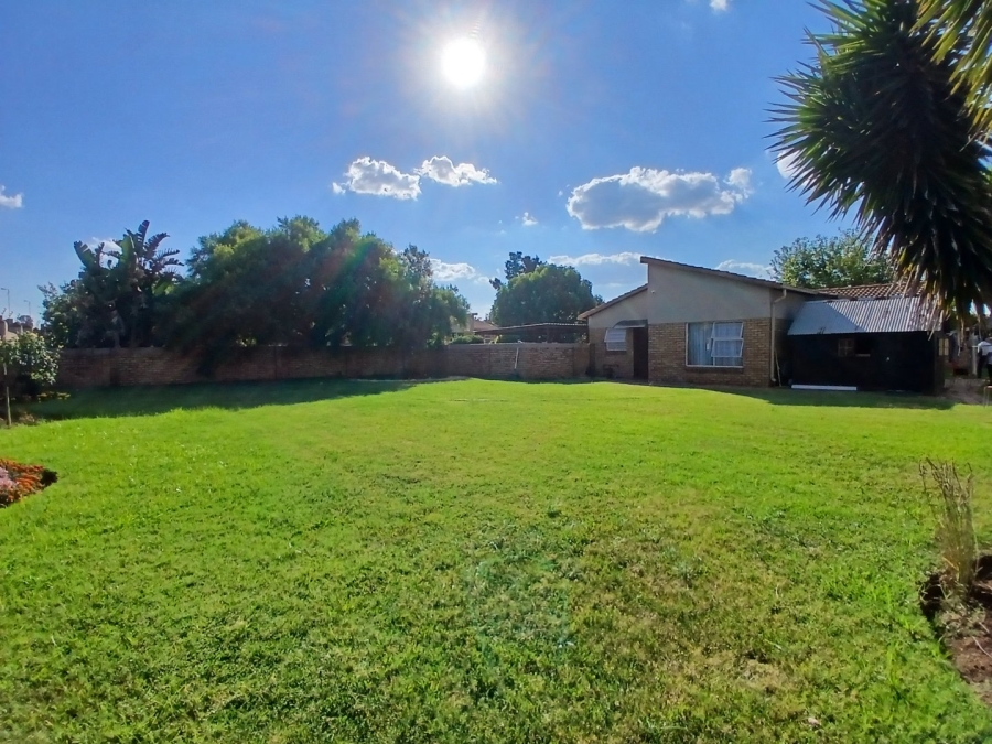 To Let 3 Bedroom Property for Rent in Heuwelsig Estate Gauteng