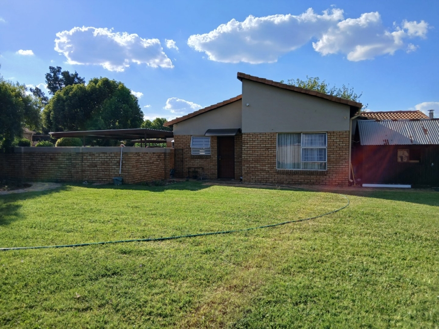 To Let 3 Bedroom Property for Rent in Heuwelsig Estate Gauteng