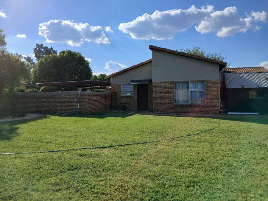 To Let 3 Bedroom Property for Rent in Heuwelsig Estate Gauteng