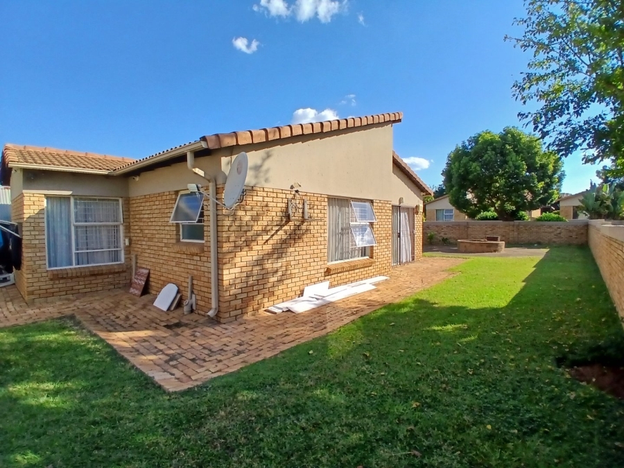 To Let 3 Bedroom Property for Rent in Heuwelsig Estate Gauteng