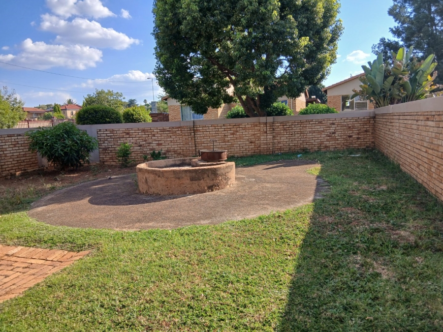 To Let 3 Bedroom Property for Rent in Heuwelsig Estate Gauteng