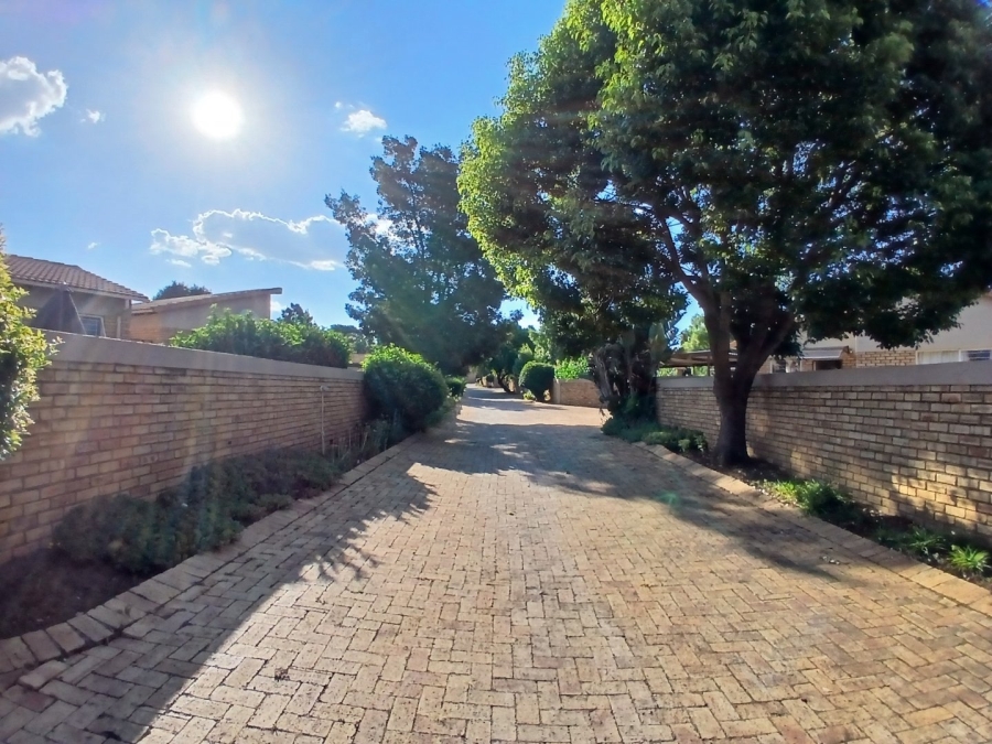 To Let 3 Bedroom Property for Rent in Heuwelsig Estate Gauteng