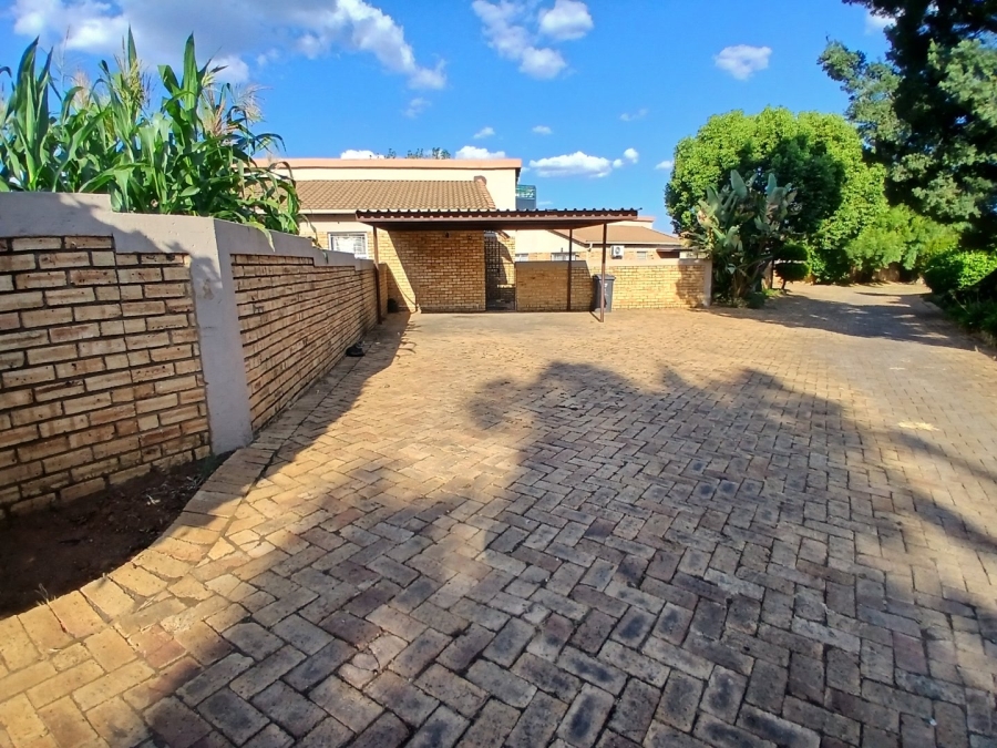 To Let 3 Bedroom Property for Rent in Heuwelsig Estate Gauteng