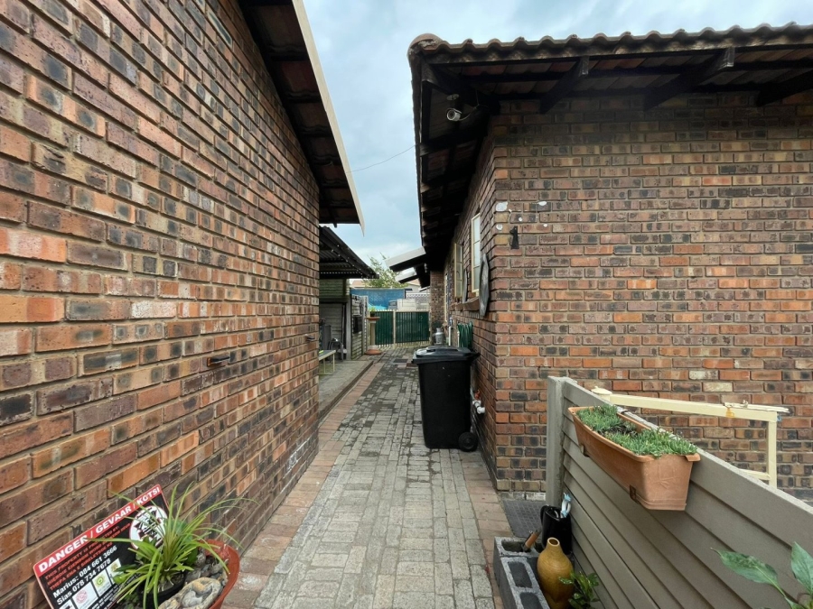 11 Bedroom Property for Sale in Noycedale Gauteng