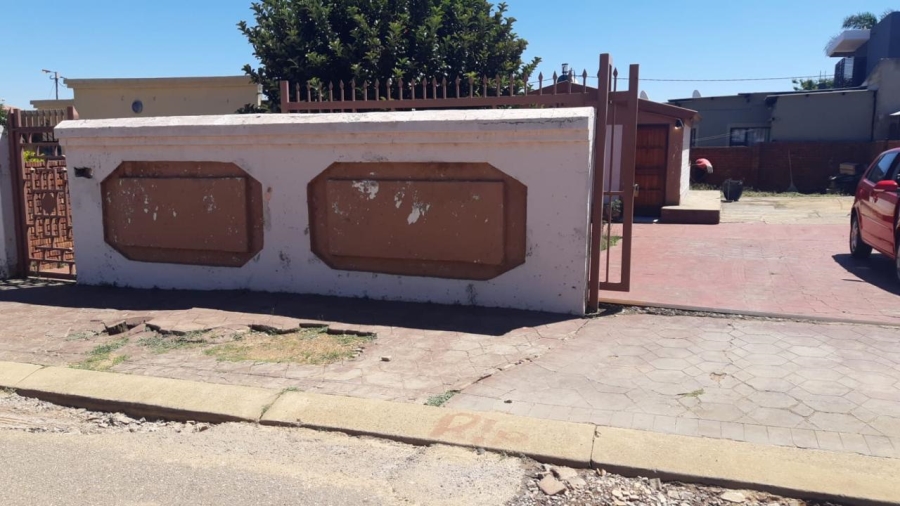 2 Bedroom Property for Sale in Lotus Gardens Gauteng