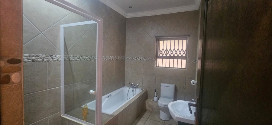 To Let 4 Bedroom Property for Rent in Waterkloof Ridge Gauteng