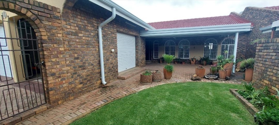 3 Bedroom Property for Sale in Glen Marais Gauteng