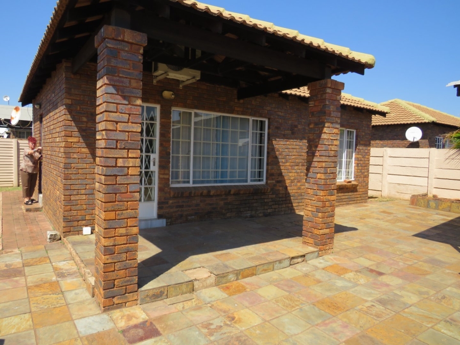 2 Bedroom Property for Sale in Andeon Gauteng