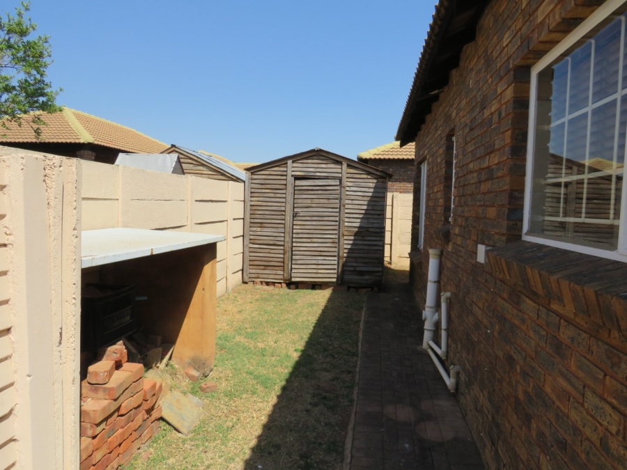 2 Bedroom Property for Sale in Andeon Gauteng