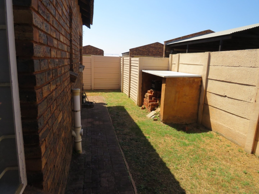 2 Bedroom Property for Sale in Andeon Gauteng