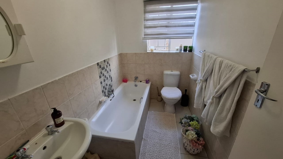 2 Bedroom Property for Sale in Noordwyk Gauteng