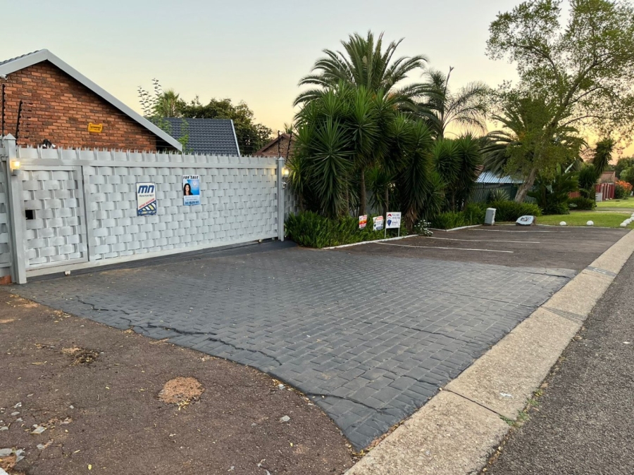 3 Bedroom Property for Sale in Rooihuiskraal Gauteng