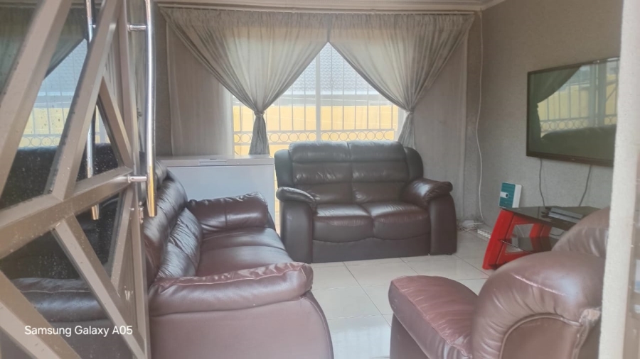 To Let 3 Bedroom Property for Rent in Clayville Gauteng