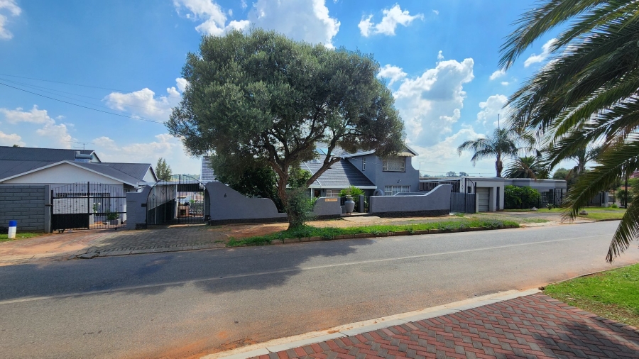 7 Bedroom Property for Sale in Bosmont Gauteng
