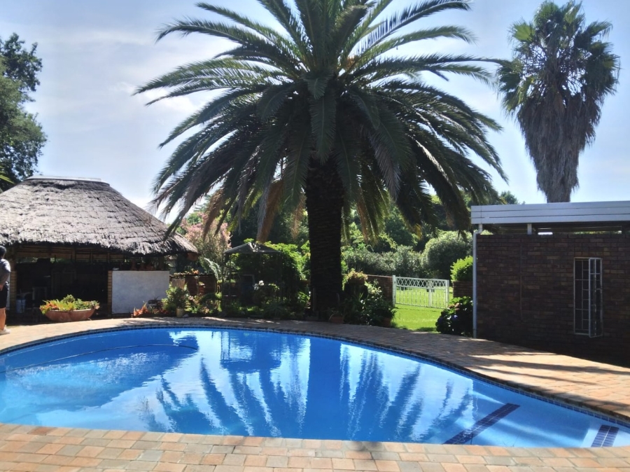 To Let 2 Bedroom Property for Rent in Glen Austin Gauteng