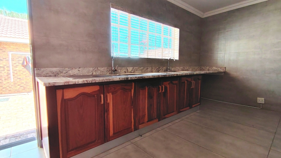 Commercial Property for Sale in Boltonwold Gauteng