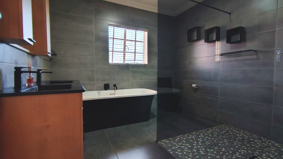 Commercial Property for Sale in Boltonwold Gauteng