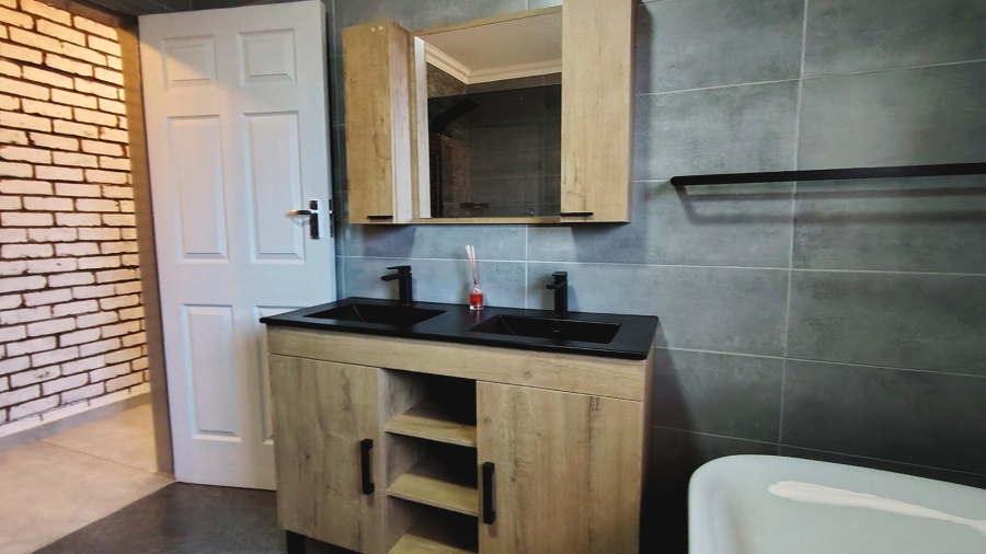 Commercial Property for Sale in Boltonwold Gauteng