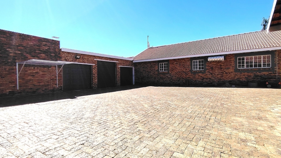 Commercial Property for Sale in Boltonwold Gauteng