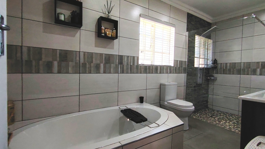 Commercial Property for Sale in Boltonwold Gauteng