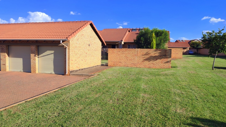 3 Bedroom Property for Sale in Monavoni Gauteng
