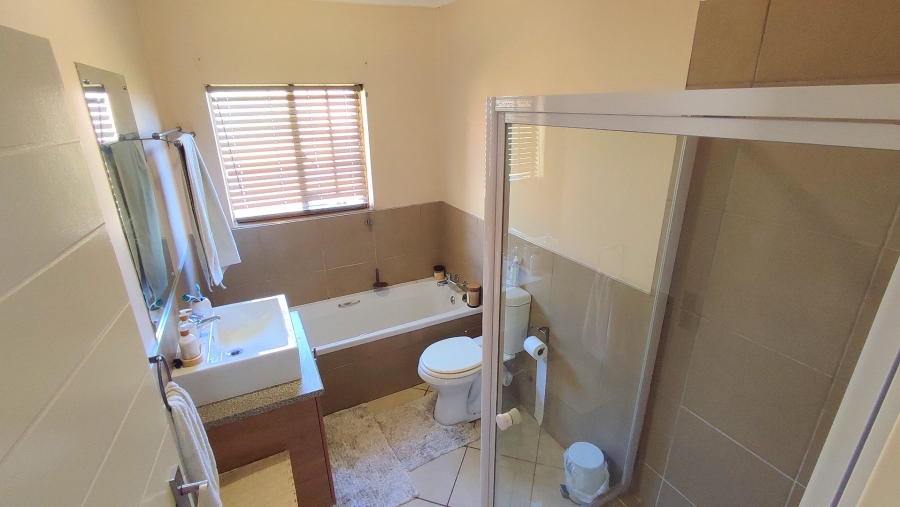 3 Bedroom Property for Sale in Monavoni Gauteng