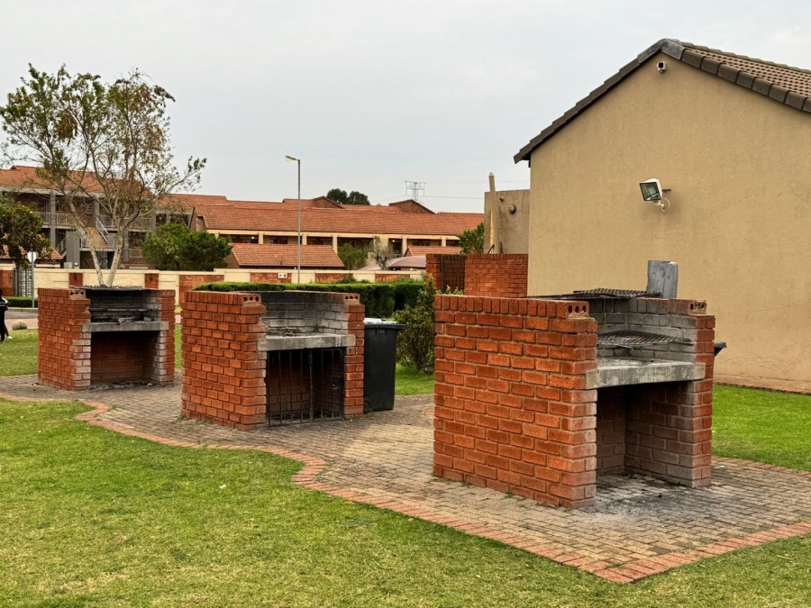 2 Bedroom Property for Sale in The Orchards Gauteng