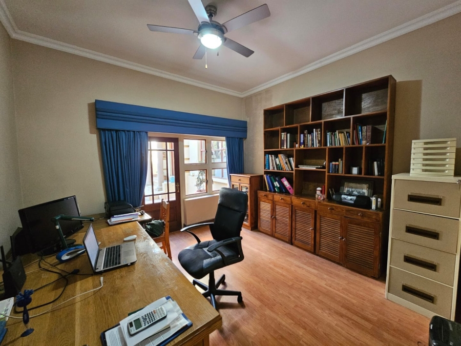 5 Bedroom Property for Sale in Moreleta Park Gauteng