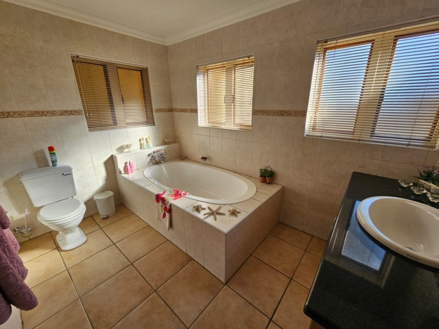 5 Bedroom Property for Sale in Moreleta Park Gauteng