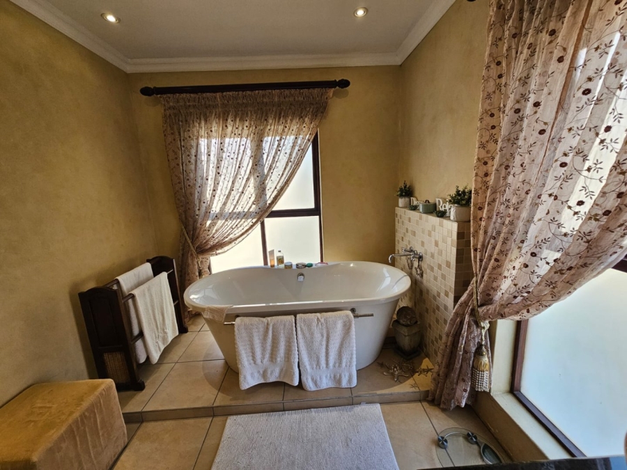 5 Bedroom Property for Sale in Moreleta Park Gauteng