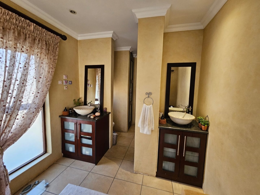 5 Bedroom Property for Sale in Moreleta Park Gauteng