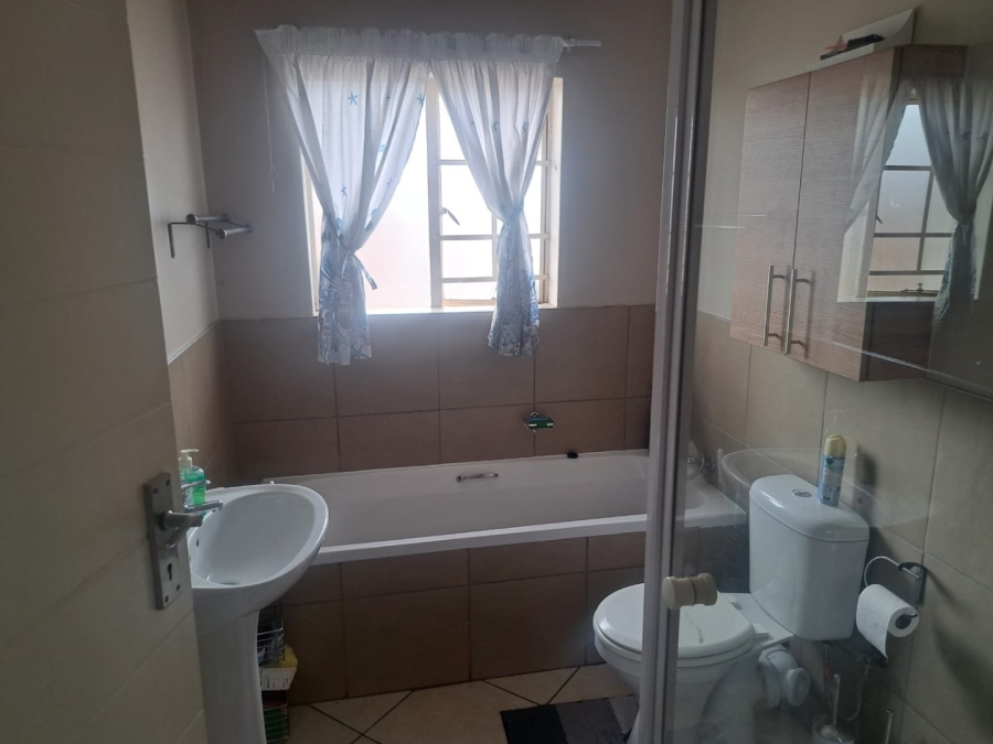 2 Bedroom Property for Sale in Monavoni Gauteng