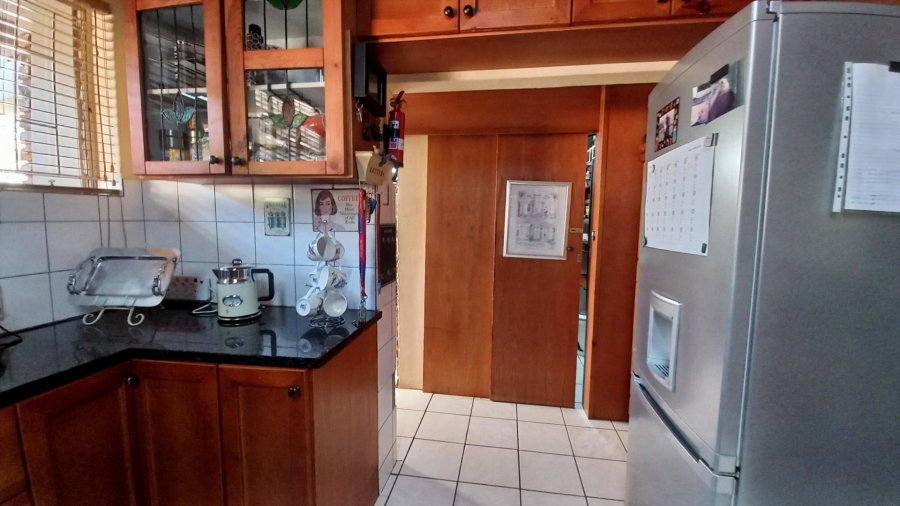 5 Bedroom Property for Sale in Eldoraigne Gauteng